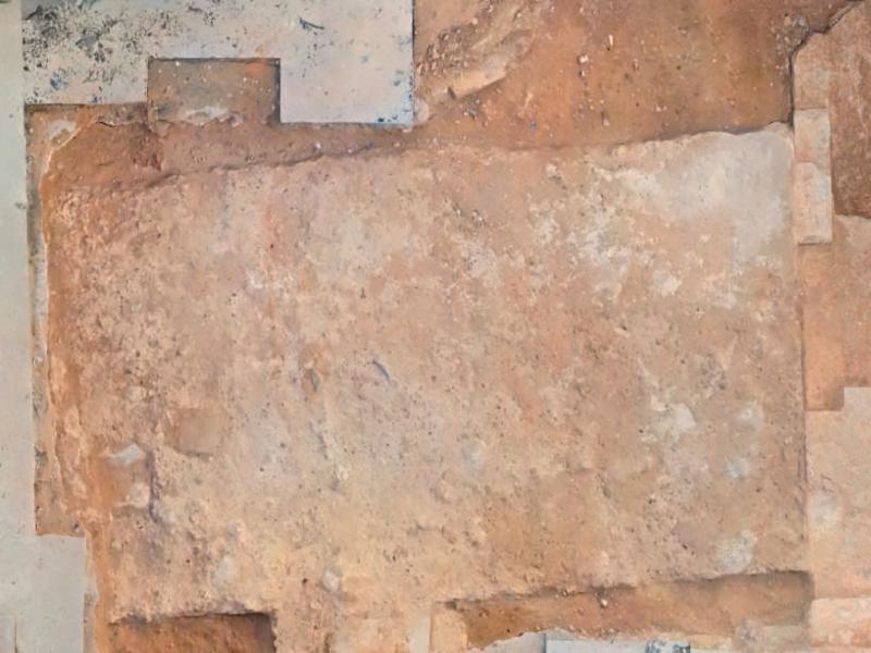 Lateral wall of the 13th century bell tower, the bottom of which used the buttress of the diaphragm arch to close the structure (exploration 1). Source: authors