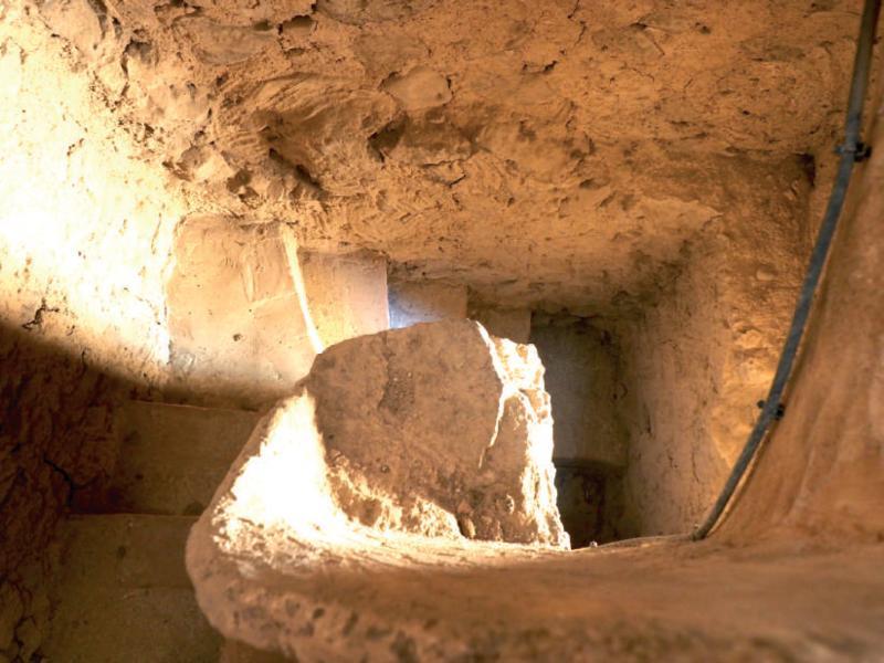 Lateral wall of the 13th century bell tower, the bottom of which used the buttress of the diaphragm arch to close the structure (exploration 1). Source: authors