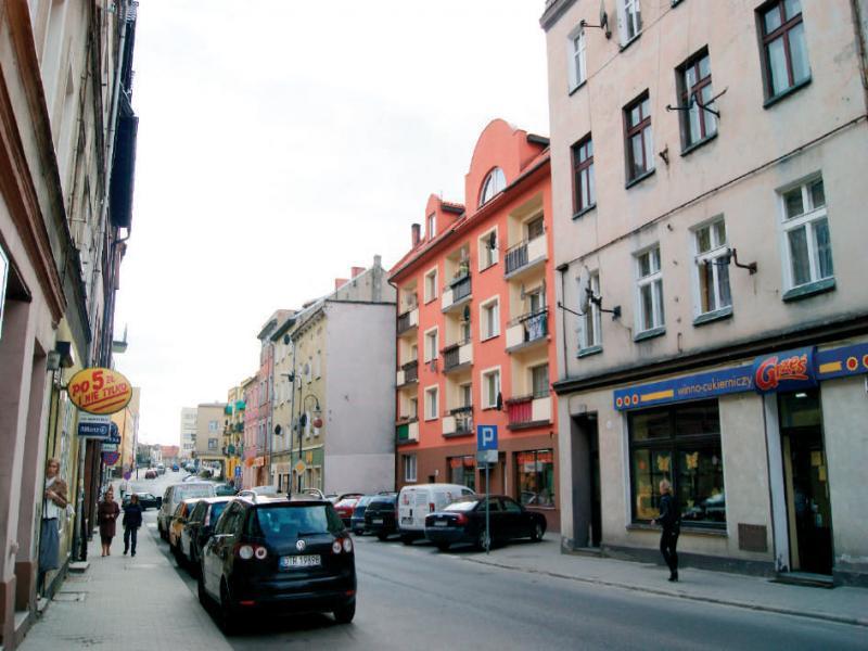 The withdrawn, contemporary building in relation to the original line of development of the Old Town street in Trzebnica. Photo: Agnieszka Lisowska (2011)