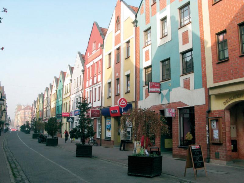 Too similar – contemporary architecture of the buildings in the reconstructed Old Town in Głogów (the size of the parcel is based on archeological evidence yet the rhythmic width of facades, the height and shape of roof and its positioning in the relation to the street, and the detail make the elevation incorrect for Old Town city landscape). Photo: Sebastian Wróblewski (2011)