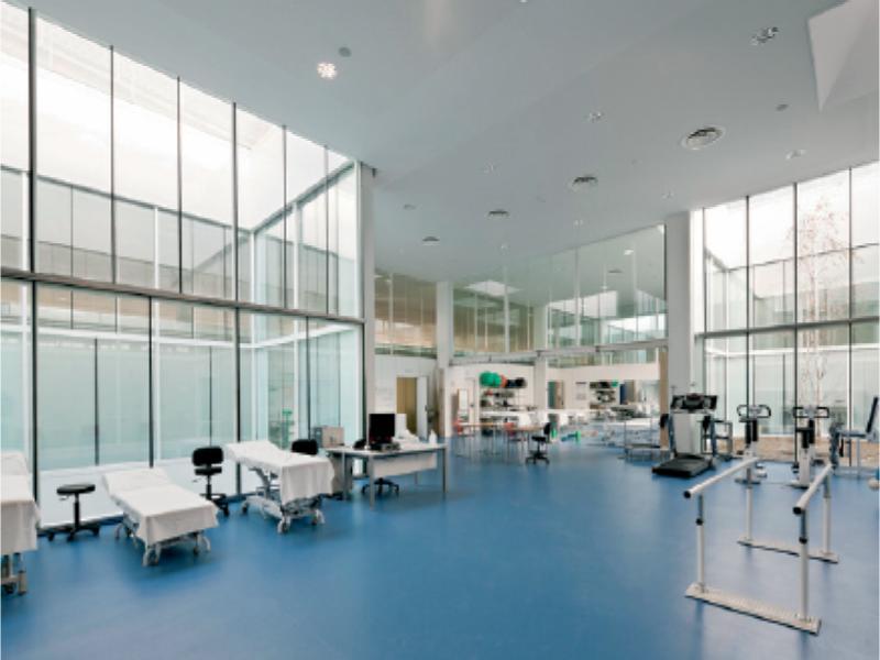 “Sports ground” in the “pedestrian street” at University Hospital Sant Joan de Reus. Source: https://images.adsttc.com/media/images/51e9/55e4/e8e4/4ea5/2600/00cf/newsletter/_N7X12010.jpg?1374246357