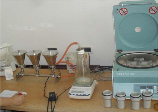 Pilot scale apparatus and centrifuge used for beer filterability monitoring in experimental scale.