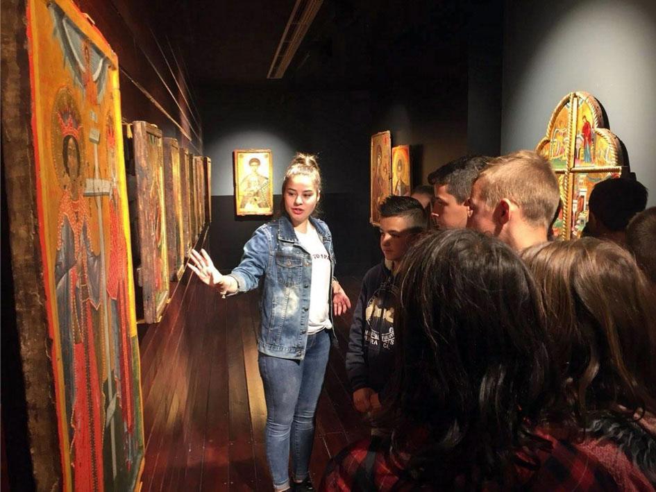 A Geography student during voluntary practice in the museum.