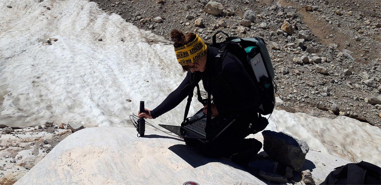 The spectroradiometer ASD FieldSpec used in weathering studies in front of Hallstätter Glacier in the Alps (photo M. Dąbski).