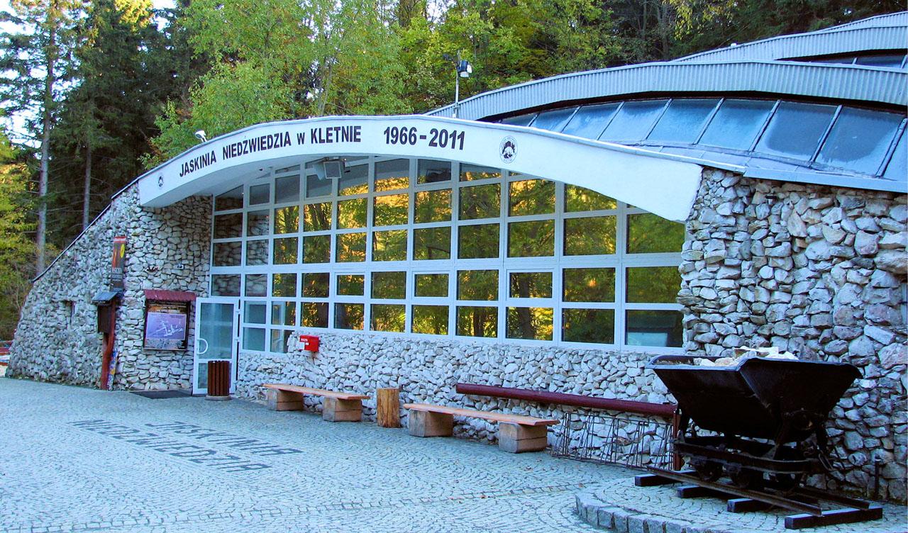 Entrance pavilion of Bear Cave (photo A.Marek 2021).