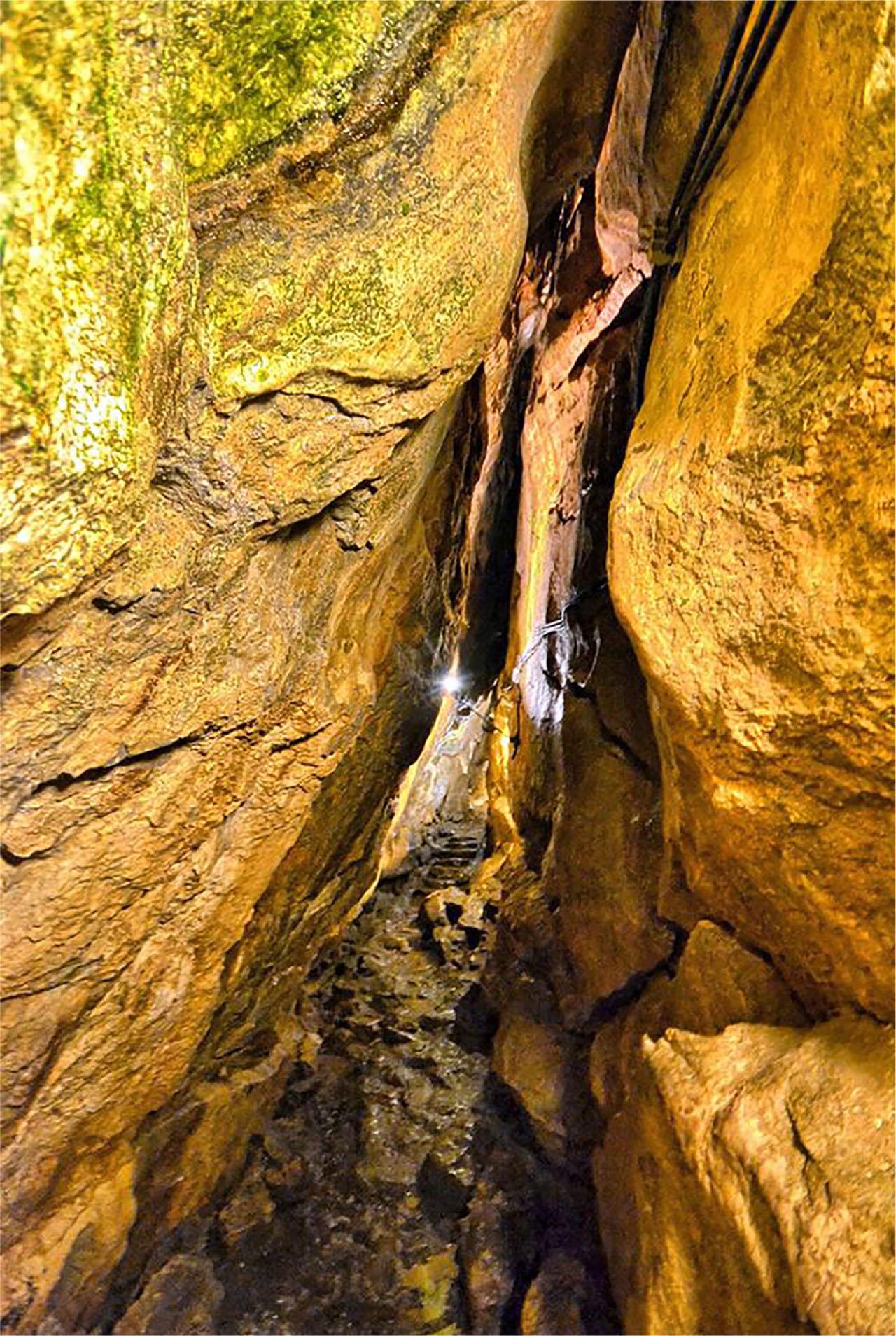 White Passage (fractured corridor) in the Mroźna Cave (photo Zb.Zwoliński 2016).