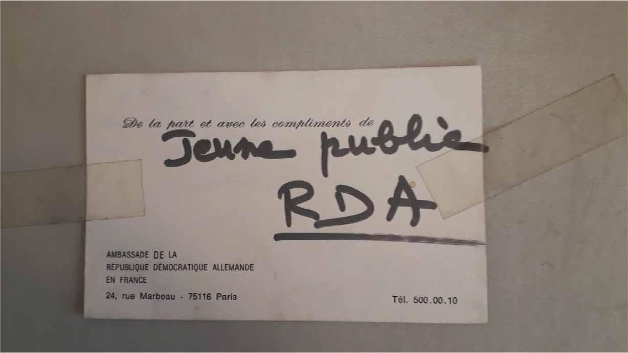 Carte de visite de l’Ambassade de RDA attestant la provenance de documents sur le théâtre jeunes publics, fonds de la Société d’Histoire du Théâtre.