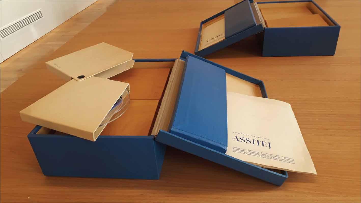 Deux boîtes de 100 diapositives chacune, estampillées « ASSITEJ / Nationales Zentrum der Deutschen Demokratischen Republik », avec bande magnétique et livret de 12 pages en français, fonds de la Société d’Histoire du Théâtre.