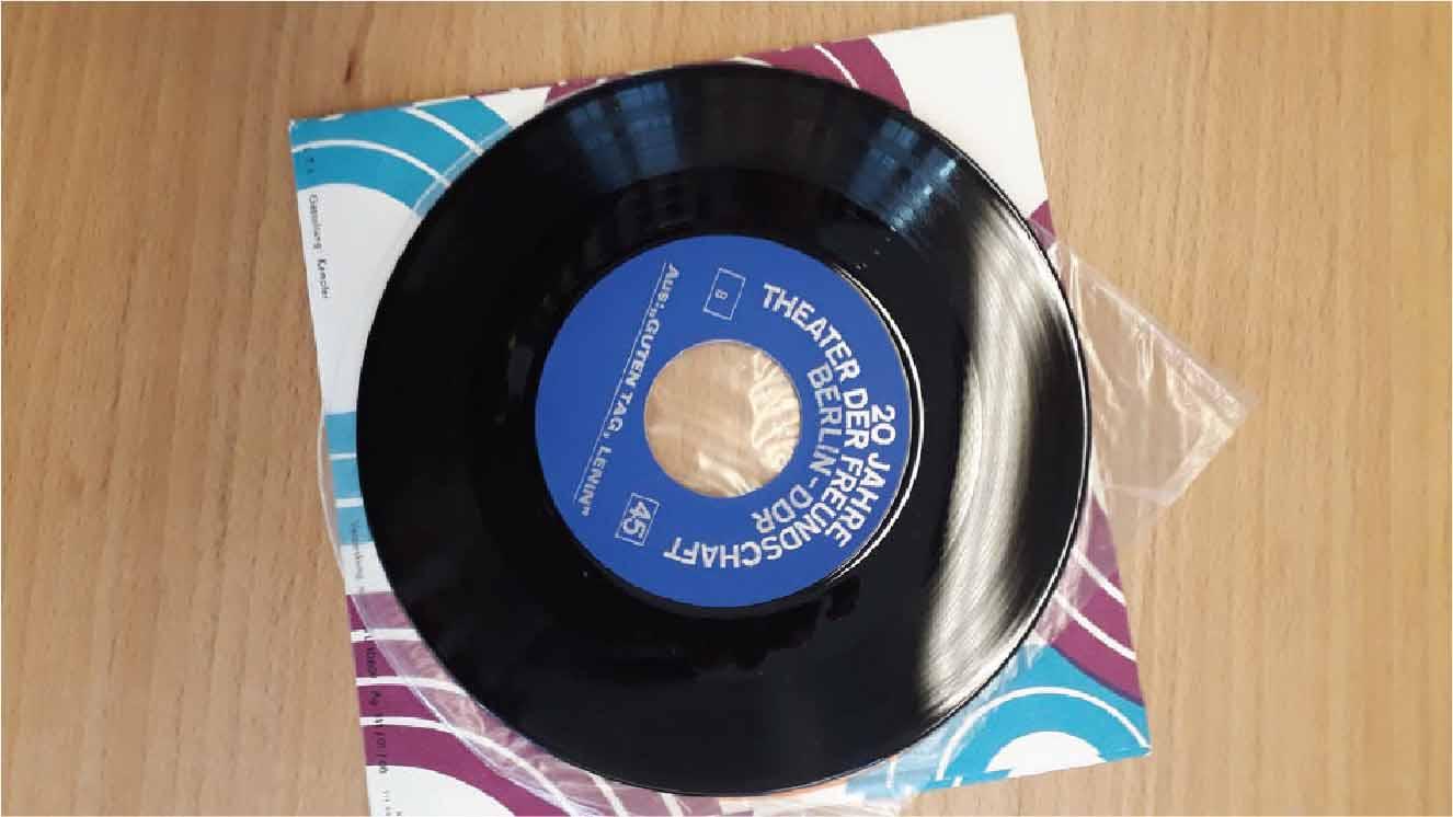 Disque 45 tours pour les 20 ans du Theater der Freundschaft, fonds de la Société d’Histoire du Théâtre.