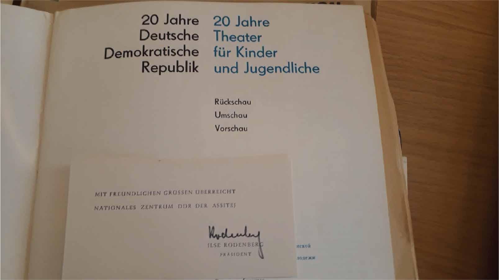 Brochure célébrant les 20 ans de la RDA et du théâtre pour l’enfance et la jeunesse, fonds de la Société d’Histoire du Théâtre.