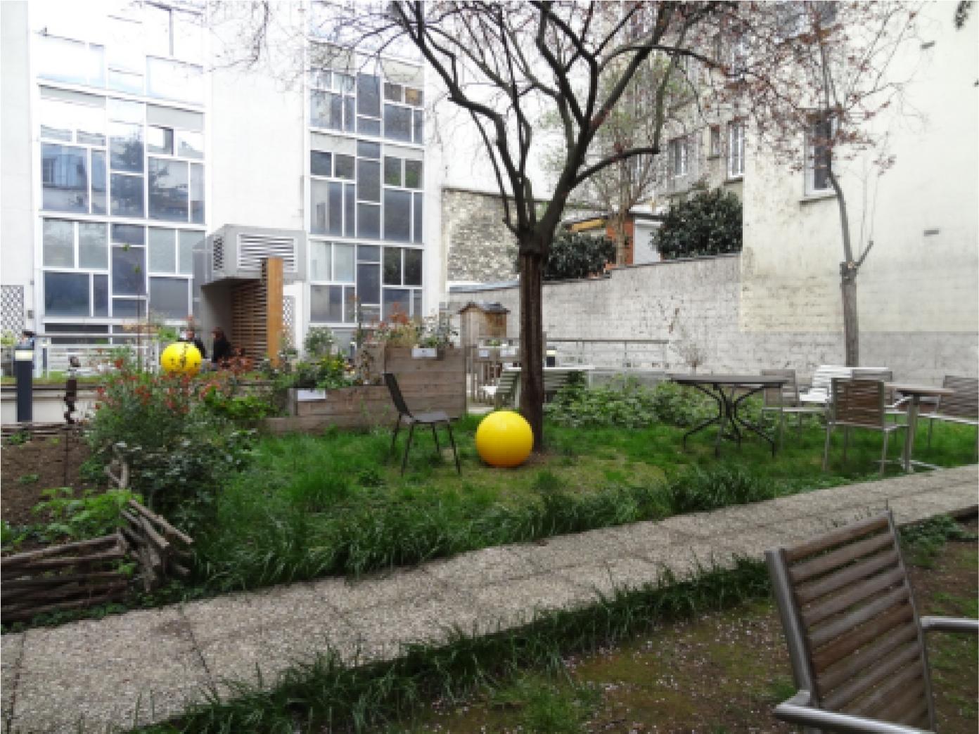 Jardin Grain de Vie developed on the roof de l'Hôpital de l'Institut Curie, Paris, France: Sitting arrangement next to a tree, source: Author