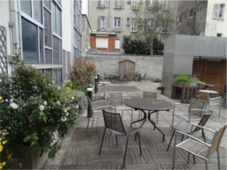 Jardin Grain de Vie developed on the roof de l'Hôpital de l'Institut Curie, Paris, France: Sitting arrangement next to entrance, source: Author