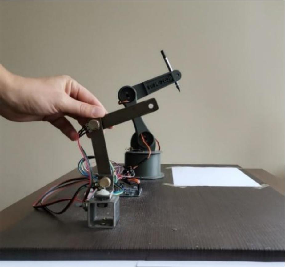 View of the robot's workstation when executing predetermined geometries